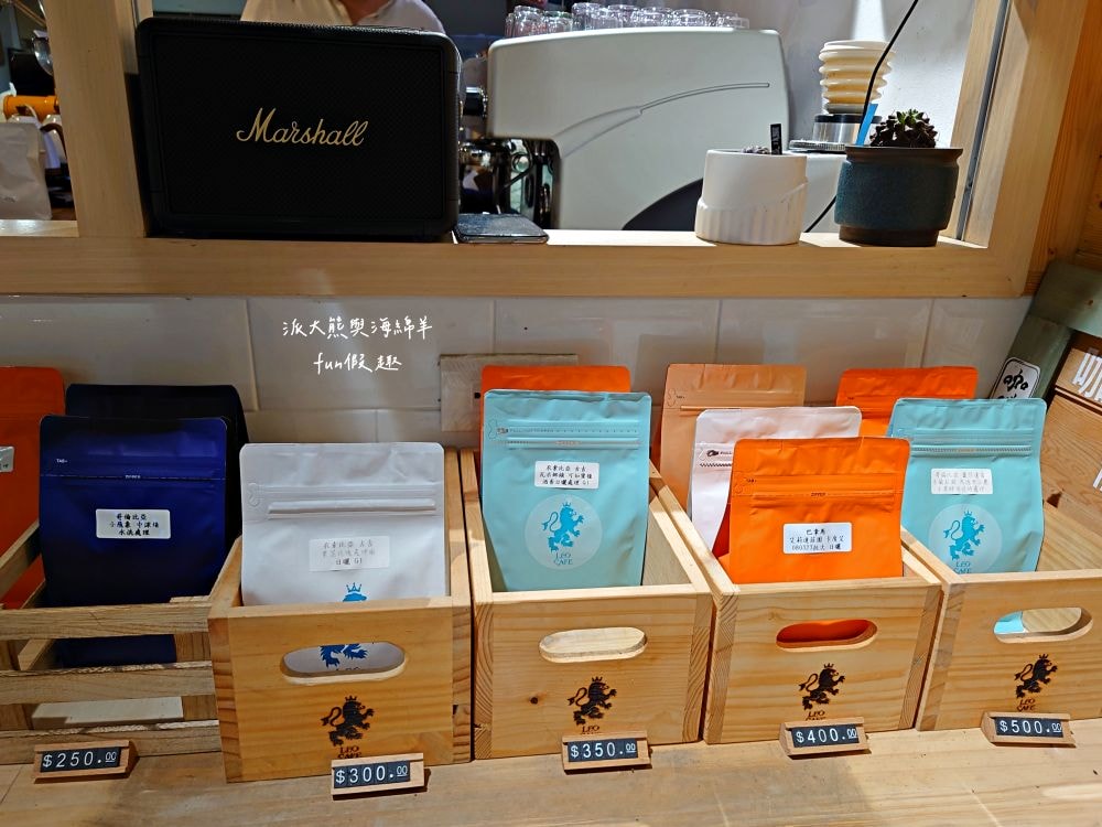 LEO咖啡異想世界｜隱藏中興新村傳統市場高質感文青咖啡廳，空間裝潢簡約舒適，手沖豆款選擇超多，每杯全都百元均一價，其他還有輕食、甜點與披薩唷!!!這是派大熊給予第一市場5顆星的超愛咖啡店～