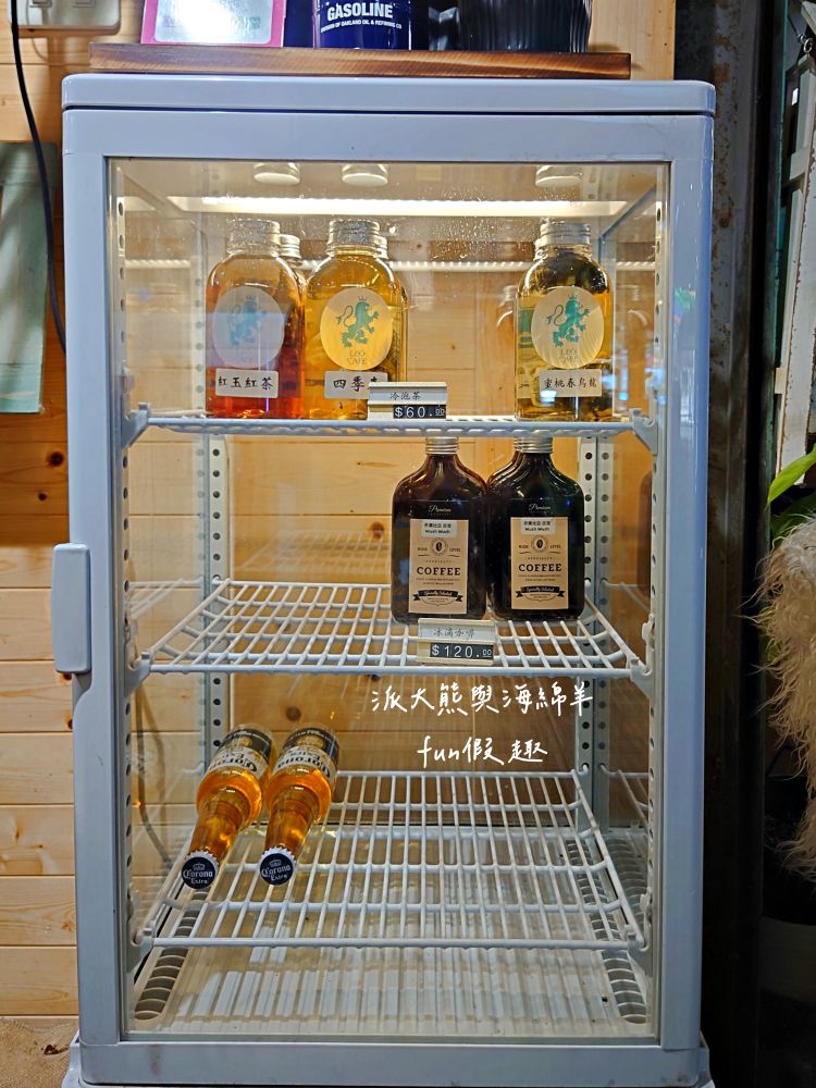 LEO咖啡異想世界｜隱藏中興新村傳統市場高質感文青咖啡廳，空間裝潢簡約舒適，手沖豆款選擇超多，每杯全都百元均一價，其他還有輕食、甜點與披薩唷!!!這是派大熊給予第一市場5顆星的超愛咖啡店～