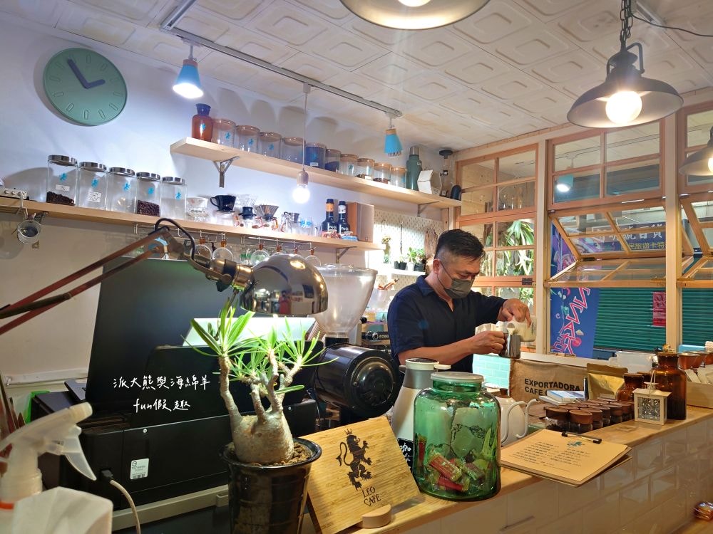 LEO咖啡異想世界｜隱藏中興新村傳統市場高質感文青咖啡廳，空間裝潢簡約舒適，手沖豆款選擇超多，每杯全都百元均一價，其他還有輕食、甜點與披薩唷!!!這是派大熊給予第一市場5顆星的超愛咖啡店～
