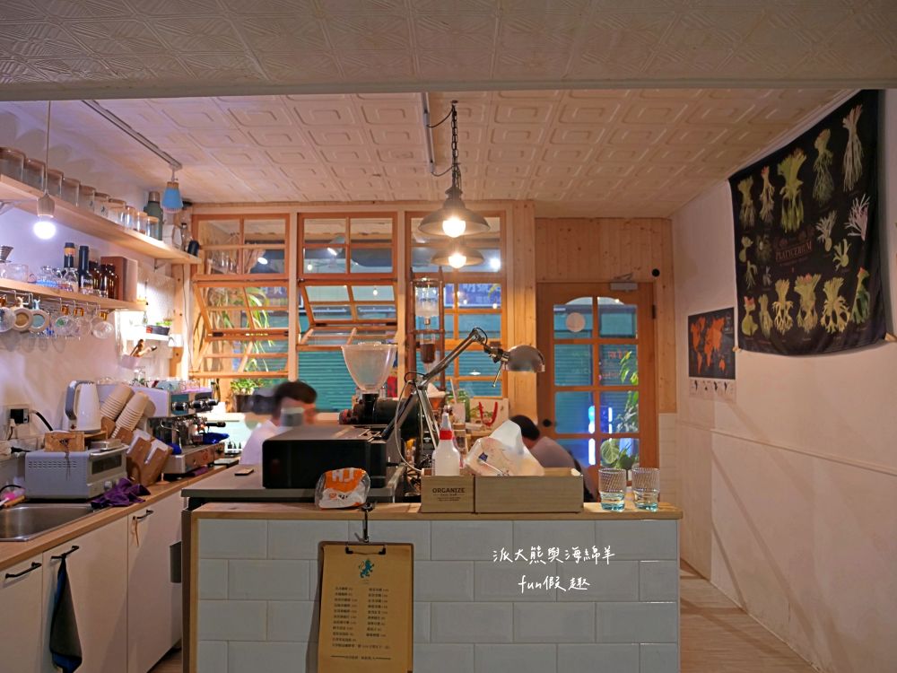 LEO咖啡異想世界｜隱藏中興新村傳統市場高質感文青咖啡廳，空間裝潢簡約舒適，手沖豆款選擇超多，每杯全都百元均一價，其他還有輕食、甜點與披薩唷!!!這是派大熊給予第一市場5顆星的超愛咖啡店～