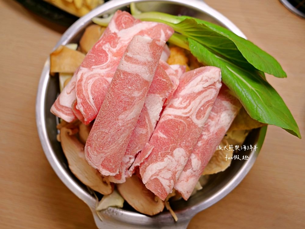 大呼過癮臭臭鍋南投草屯店︱草屯在地小火鍋換手經營再出發!!加盟知名連鎖品牌，17種鍋物任你選～提供麵食、飲品、咖啡、冰淇淋等，還有香濃土雞油拌飯與米克Q飲品，通通都是無限享用!@合作體驗