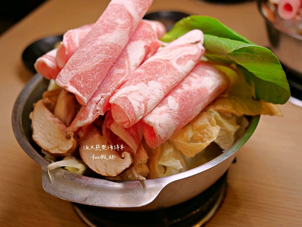 大呼過癮臭臭鍋南投草屯店︱草屯在地小火鍋換手經營再出發!!加盟知名連鎖品牌，17種鍋物任你選～提供麵食、飲品、咖啡、冰淇淋等，還有香濃土雞油拌飯與米克Q飲品，通通都是無限享用!@合作體驗