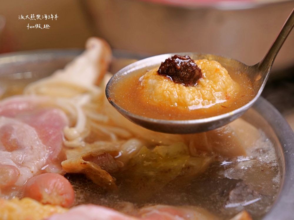 大呼過癮臭臭鍋南投草屯店︱草屯在地小火鍋換手經營再出發!!加盟知名連鎖品牌，17種鍋物任你選～提供麵食、飲品、咖啡、冰淇淋等，還有香濃土雞油拌飯與米克Q飲品，通通都是無限享用!@合作體驗