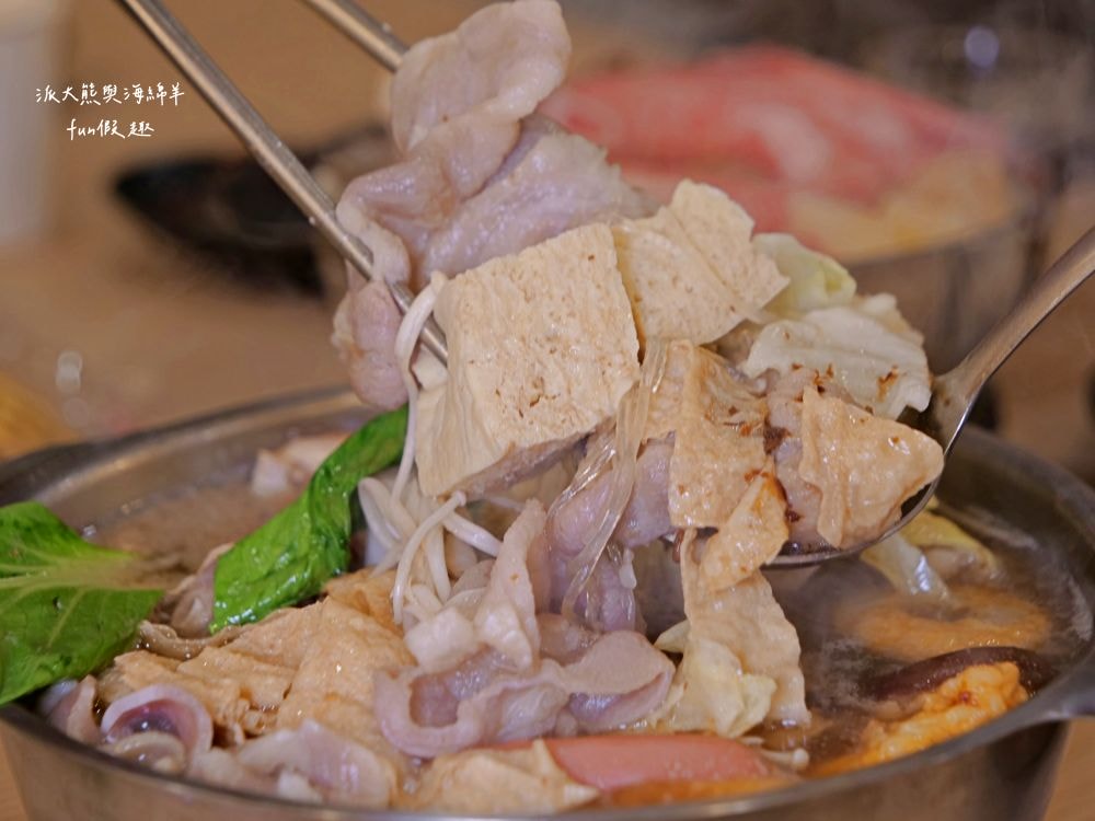 大呼過癮臭臭鍋南投草屯店︱草屯在地小火鍋換手經營再出發!!加盟知名連鎖品牌，17種鍋物任你選～提供麵食、飲品、咖啡、冰淇淋等，還有香濃土雞油拌飯與米克Q飲品，通通都是無限享用!@合作體驗