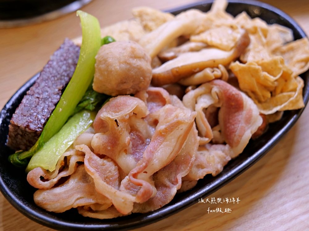 大呼過癮臭臭鍋南投草屯店︱草屯在地小火鍋換手經營再出發!!加盟知名連鎖品牌，17種鍋物任你選～提供麵食、飲品、咖啡、冰淇淋等，還有香濃土雞油拌飯與米克Q飲品，通通都是無限享用!@合作體驗