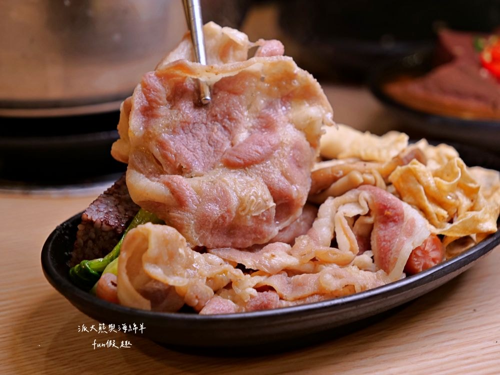 大呼過癮臭臭鍋南投草屯店︱草屯在地小火鍋換手經營再出發!!加盟知名連鎖品牌，17種鍋物任你選～提供麵食、飲品、咖啡、冰淇淋等，還有香濃土雞油拌飯與米克Q飲品，通通都是無限享用!@合作體驗