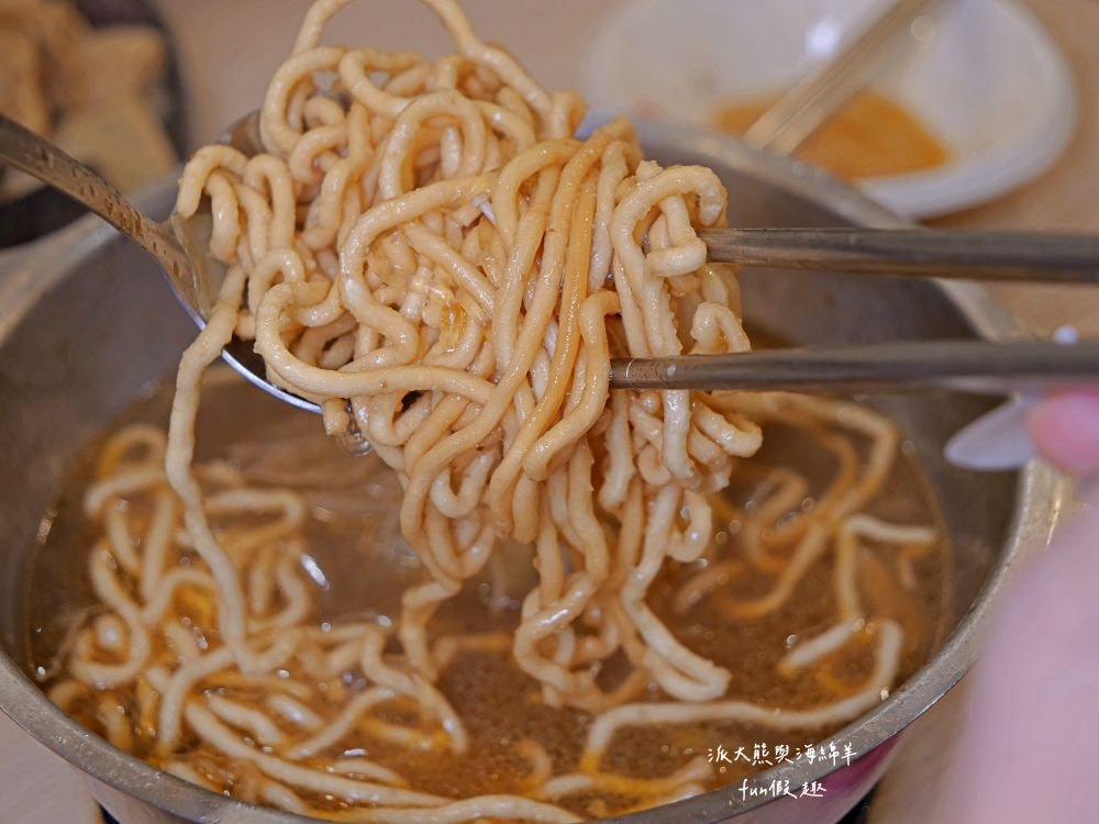 大呼過癮臭臭鍋南投草屯店︱草屯在地小火鍋換手經營再出發!!加盟知名連鎖品牌，17種鍋物任你選～提供麵食、飲品、咖啡、冰淇淋等，還有香濃土雞油拌飯與米克Q飲品，通通都是無限享用!@合作體驗