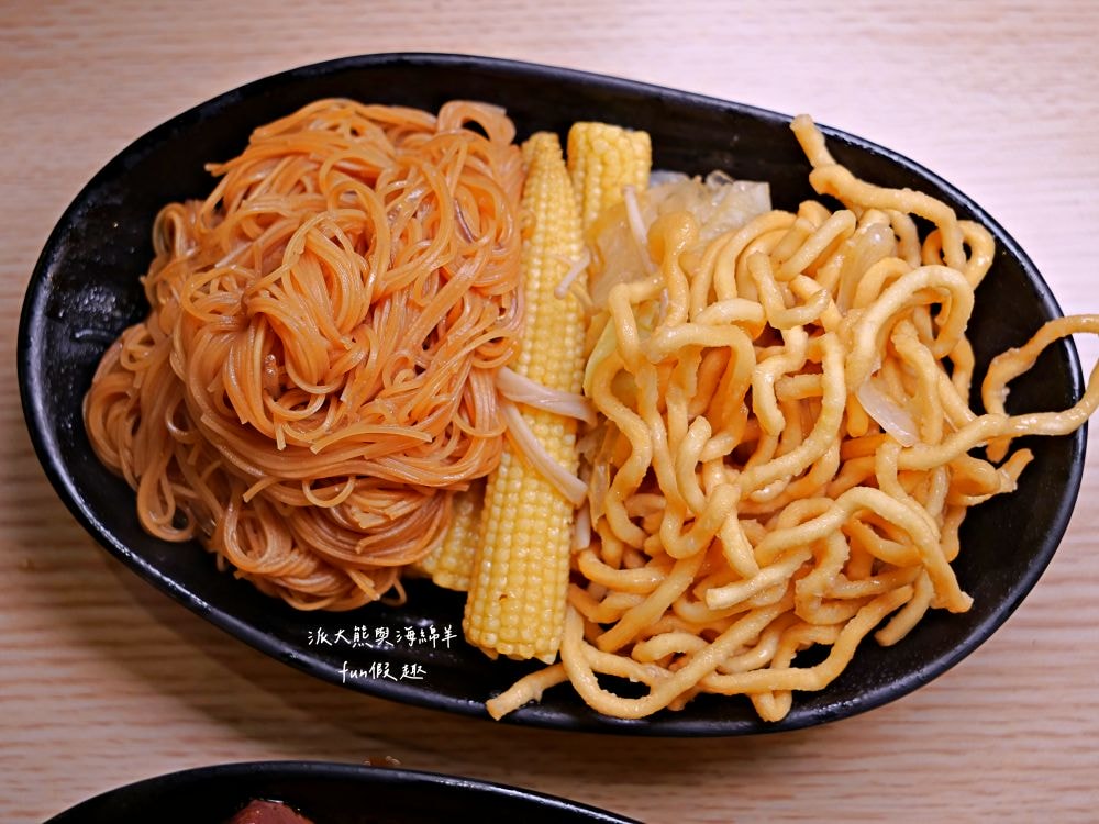 大呼過癮臭臭鍋南投草屯店︱草屯在地小火鍋換手經營再出發!!加盟知名連鎖品牌，17種鍋物任你選～提供麵食、飲品、咖啡、冰淇淋等，還有香濃土雞油拌飯與米克Q飲品，通通都是無限享用!@合作體驗