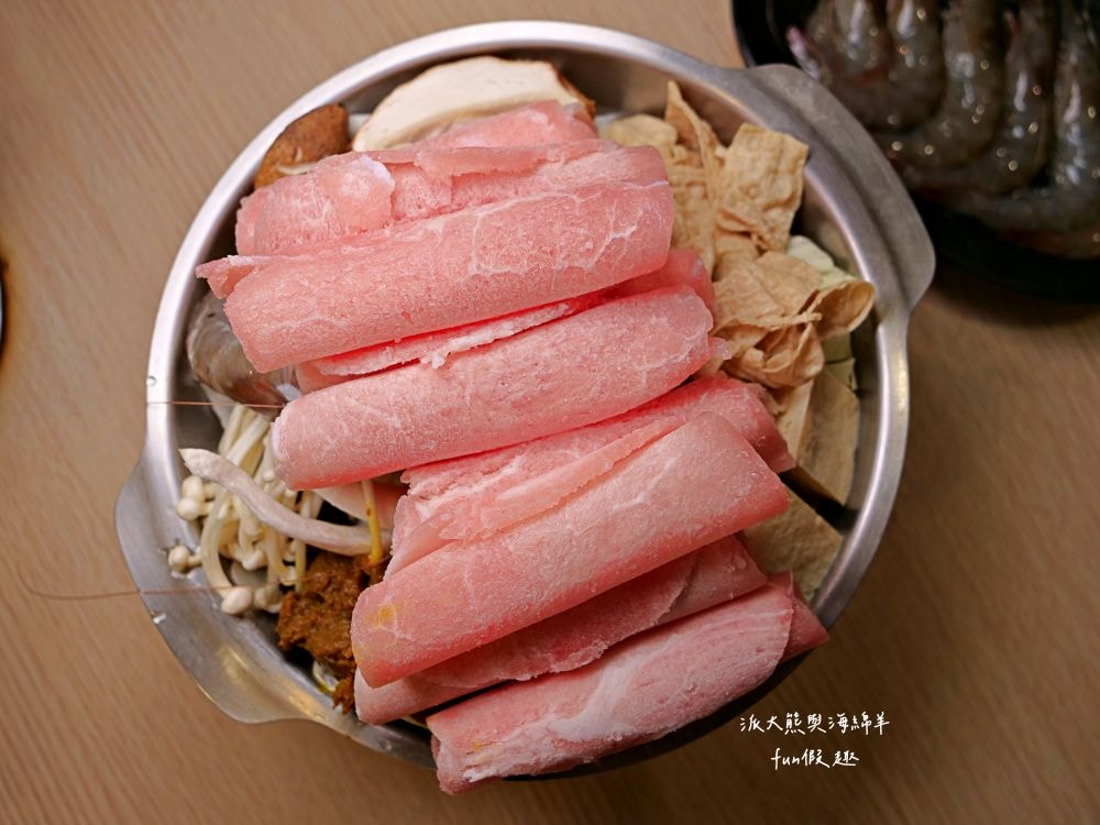 大呼過癮臭臭鍋南投草屯店︱草屯在地小火鍋換手經營再出發!!加盟知名連鎖品牌，17種鍋物任你選～提供麵食、飲品、咖啡、冰淇淋等，還有香濃土雞油拌飯與米克Q飲品，通通都是無限享用!@合作體驗