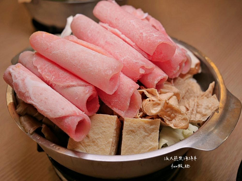 大呼過癮臭臭鍋南投草屯店︱草屯在地小火鍋換手經營再出發!!加盟知名連鎖品牌，17種鍋物任你選～提供麵食、飲品、咖啡、冰淇淋等，還有香濃土雞油拌飯與米克Q飲品，通通都是無限享用!@合作體驗