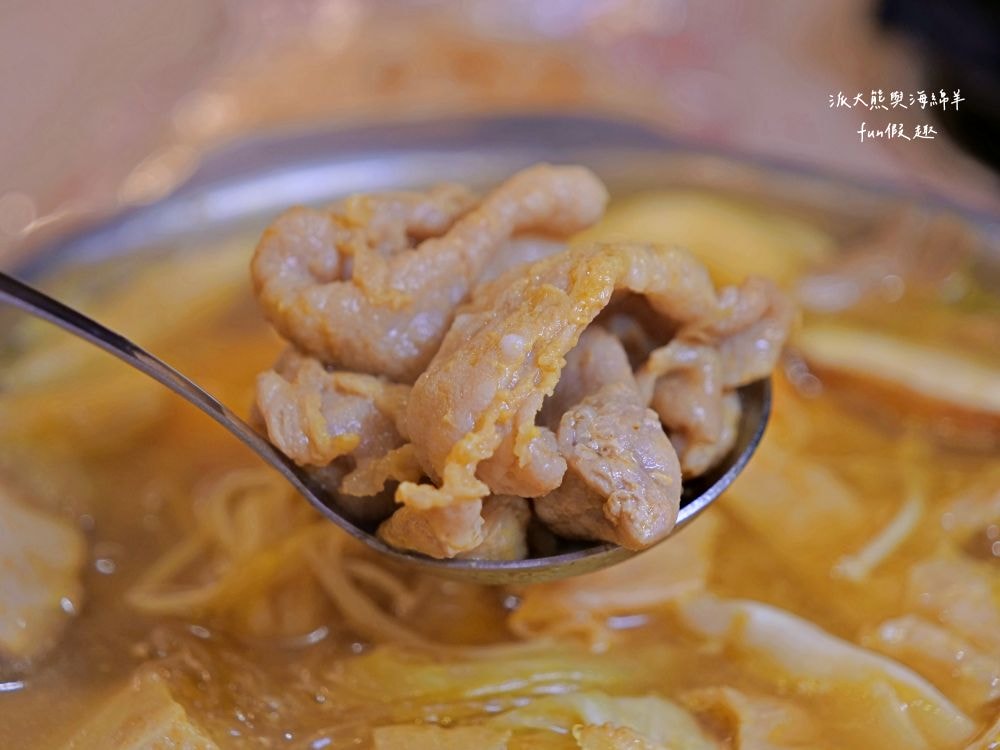 大呼過癮臭臭鍋南投草屯店︱草屯在地小火鍋換手經營再出發!!加盟知名連鎖品牌，17種鍋物任你選～提供麵食、飲品、咖啡、冰淇淋等，還有香濃土雞油拌飯與米克Q飲品，通通都是無限享用!@合作體驗