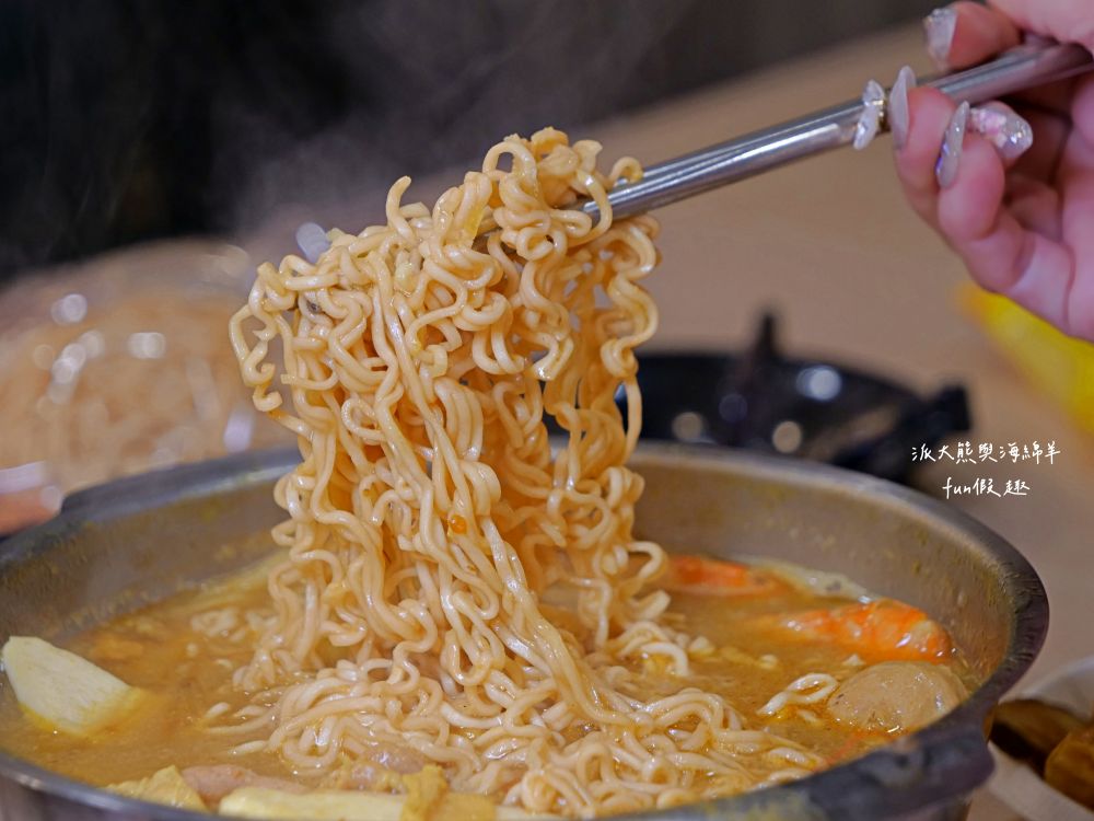 大呼過癮臭臭鍋南投草屯店︱草屯在地小火鍋換手經營再出發!!加盟知名連鎖品牌，17種鍋物任你選～提供麵食、飲品、咖啡、冰淇淋等，還有香濃土雞油拌飯與米克Q飲品，通通都是無限享用!@合作體驗