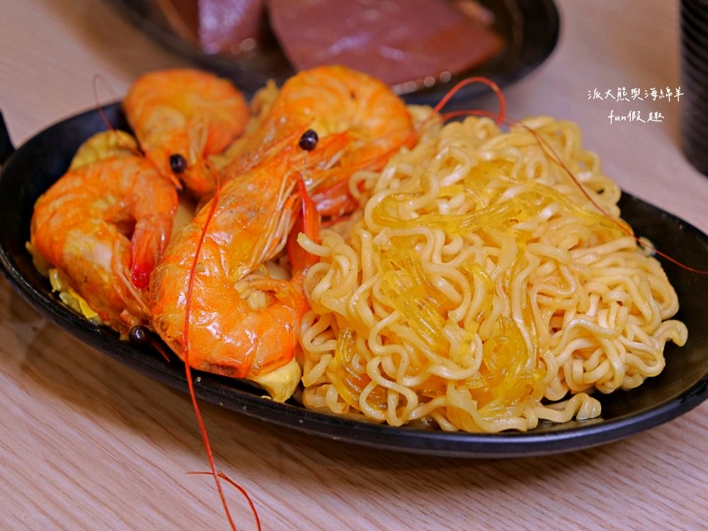 大呼過癮臭臭鍋南投草屯店︱草屯在地小火鍋換手經營再出發!!加盟知名連鎖品牌，17種鍋物任你選～提供麵食、飲品、咖啡、冰淇淋等，還有香濃土雞油拌飯與米克Q飲品，通通都是無限享用!@合作體驗