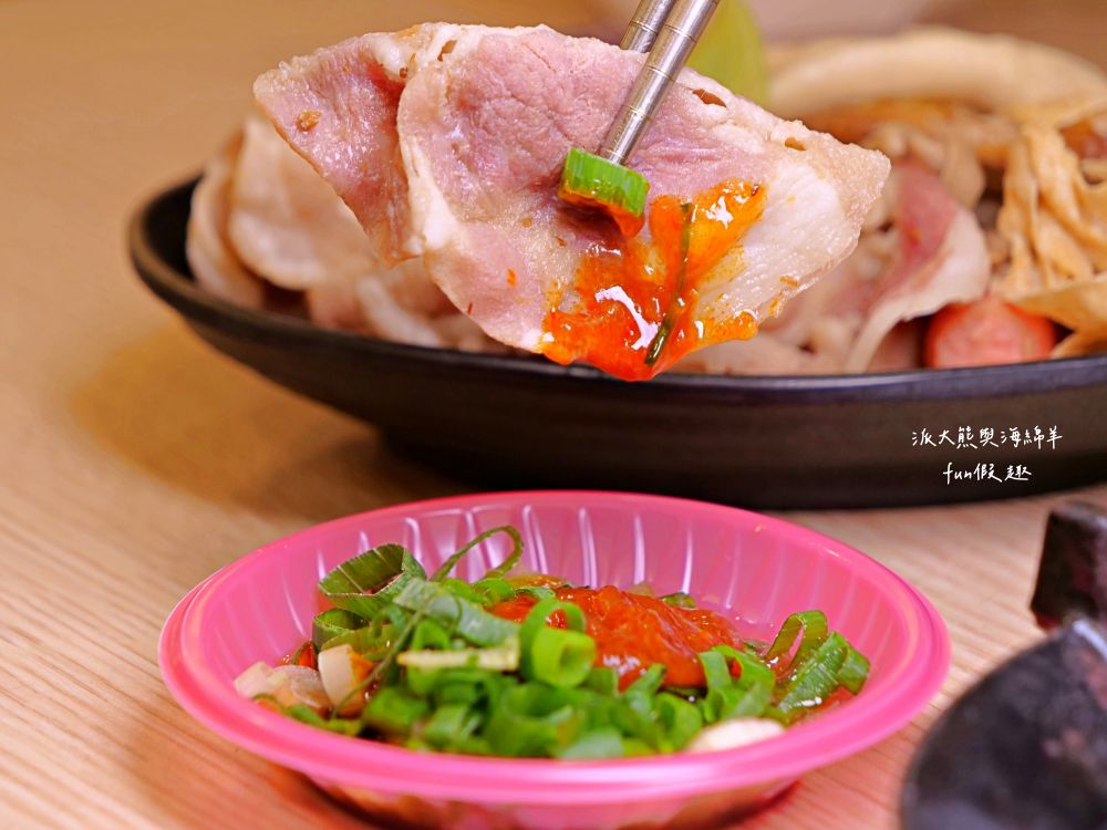 大呼過癮臭臭鍋南投草屯店︱草屯在地小火鍋換手經營再出發!!加盟知名連鎖品牌，17種鍋物任你選～提供麵食、飲品、咖啡、冰淇淋等，還有香濃土雞油拌飯與米克Q飲品，通通都是無限享用!@合作體驗