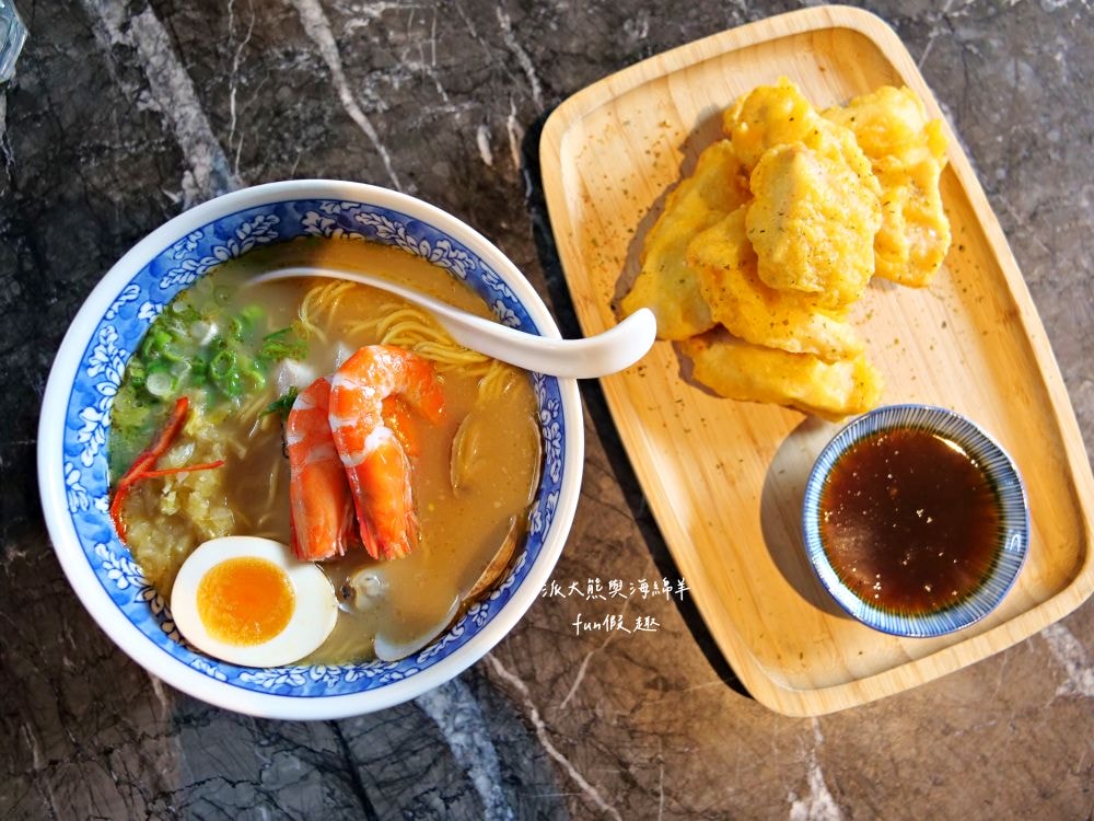 定置漁場三代目 The Fishery 花蓮總店｜隱藏花蓮鄉間熱門拉麵店，大量新鮮魚骨耗時熬煮而成的招牌湯頭，每口都能感受滿滿膠原蛋白，融合台味創新精神的日式拉麵，特別推薦海鮮剝皮辣椒麵與漁夫蠔麵，加麵續湯都免費唷!!!曾獲第二屆【500盤】～開設3間分店