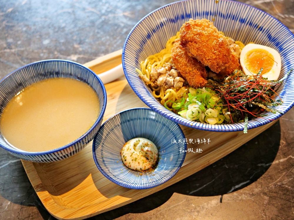 定置漁場三代目 The Fishery 花蓮總店｜隱藏花蓮鄉間熱門拉麵店，大量新鮮魚骨耗時熬煮而成的招牌湯頭，每口都能感受滿滿膠原蛋白，融合台味創新精神的日式拉麵，特別推薦海鮮剝皮辣椒麵與漁夫蠔麵，加麵續湯都免費唷!!!曾獲第二屆【500盤】～開設3間分店