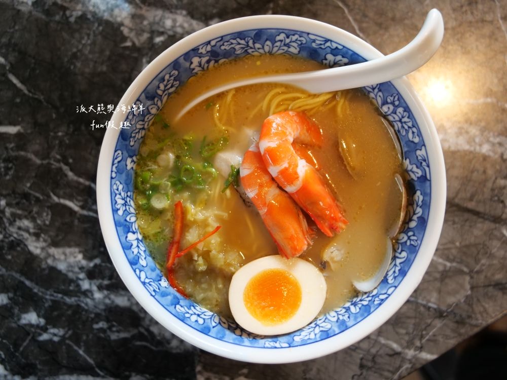 定置漁場三代目 The Fishery 花蓮總店｜隱藏花蓮鄉間熱門拉麵店，大量新鮮魚骨耗時熬煮而成的招牌湯頭，每口都能感受滿滿膠原蛋白，融合台味創新精神的日式拉麵，特別推薦海鮮剝皮辣椒麵與漁夫蠔麵，加麵續湯都免費唷!!!曾獲第二屆【500盤】～開設3間分店