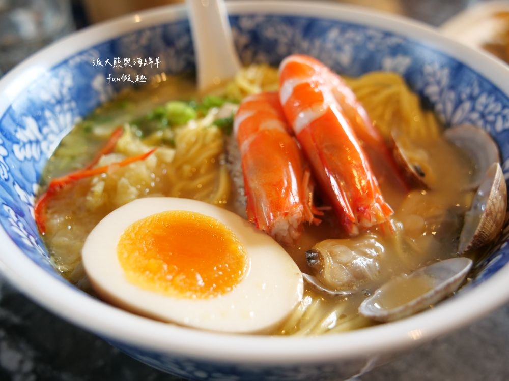 定置漁場三代目 The Fishery 花蓮總店｜隱藏花蓮鄉間熱門拉麵店，大量新鮮魚骨耗時熬煮而成的招牌湯頭，每口都能感受滿滿膠原蛋白，融合台味創新精神的日式拉麵，特別推薦海鮮剝皮辣椒麵與漁夫蠔麵，加麵續湯都免費唷!!!曾獲第二屆【500盤】～開設3間分店