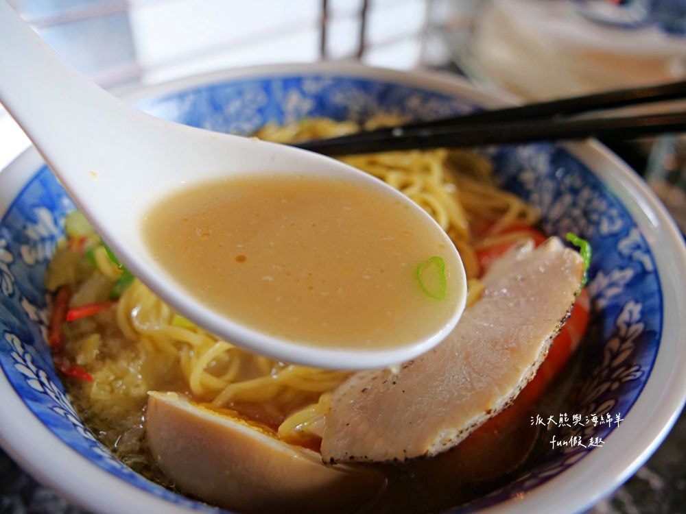 定置漁場三代目 The Fishery 花蓮總店｜隱藏花蓮鄉間熱門拉麵店，大量新鮮魚骨耗時熬煮而成的招牌湯頭，每口都能感受滿滿膠原蛋白，融合台味創新精神的日式拉麵，特別推薦海鮮剝皮辣椒麵與漁夫蠔麵，加麵續湯都免費唷!!!曾獲第二屆【500盤】～開設3間分店