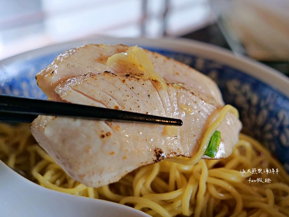 定置漁場三代目 The Fishery 花蓮總店｜隱藏花蓮鄉間熱門拉麵店，大量新鮮魚骨耗時熬煮而成的招牌湯頭，每口都能感受滿滿膠原蛋白，融合台味創新精神的日式拉麵，特別推薦海鮮剝皮辣椒麵與漁夫蠔麵，加麵續湯都免費唷!!!曾獲第二屆【500盤】～開設3間分店