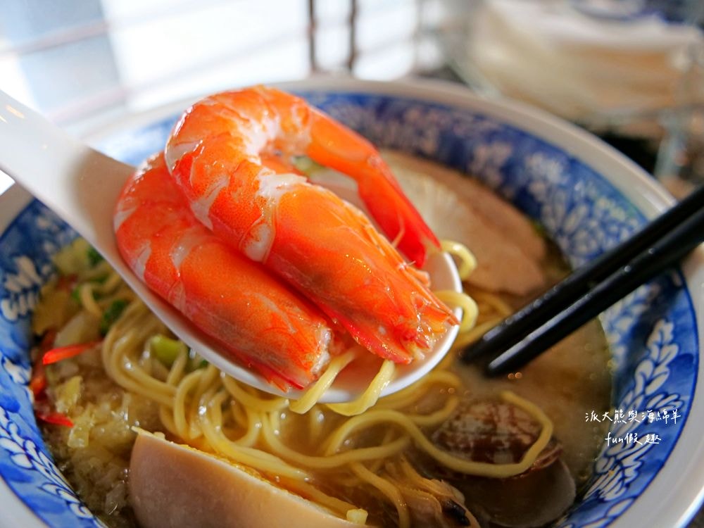 定置漁場三代目 The Fishery 花蓮總店｜隱藏花蓮鄉間熱門拉麵店，大量新鮮魚骨耗時熬煮而成的招牌湯頭，每口都能感受滿滿膠原蛋白，融合台味創新精神的日式拉麵，特別推薦海鮮剝皮辣椒麵與漁夫蠔麵，加麵續湯都免費唷!!!曾獲第二屆【500盤】～開設3間分店