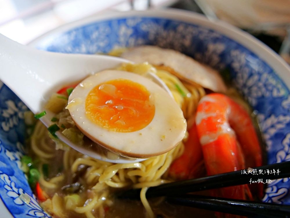 定置漁場三代目 The Fishery 花蓮總店｜隱藏花蓮鄉間熱門拉麵店，大量新鮮魚骨耗時熬煮而成的招牌湯頭，每口都能感受滿滿膠原蛋白，融合台味創新精神的日式拉麵，特別推薦海鮮剝皮辣椒麵與漁夫蠔麵，加麵續湯都免費唷!!!曾獲第二屆【500盤】～開設3間分店