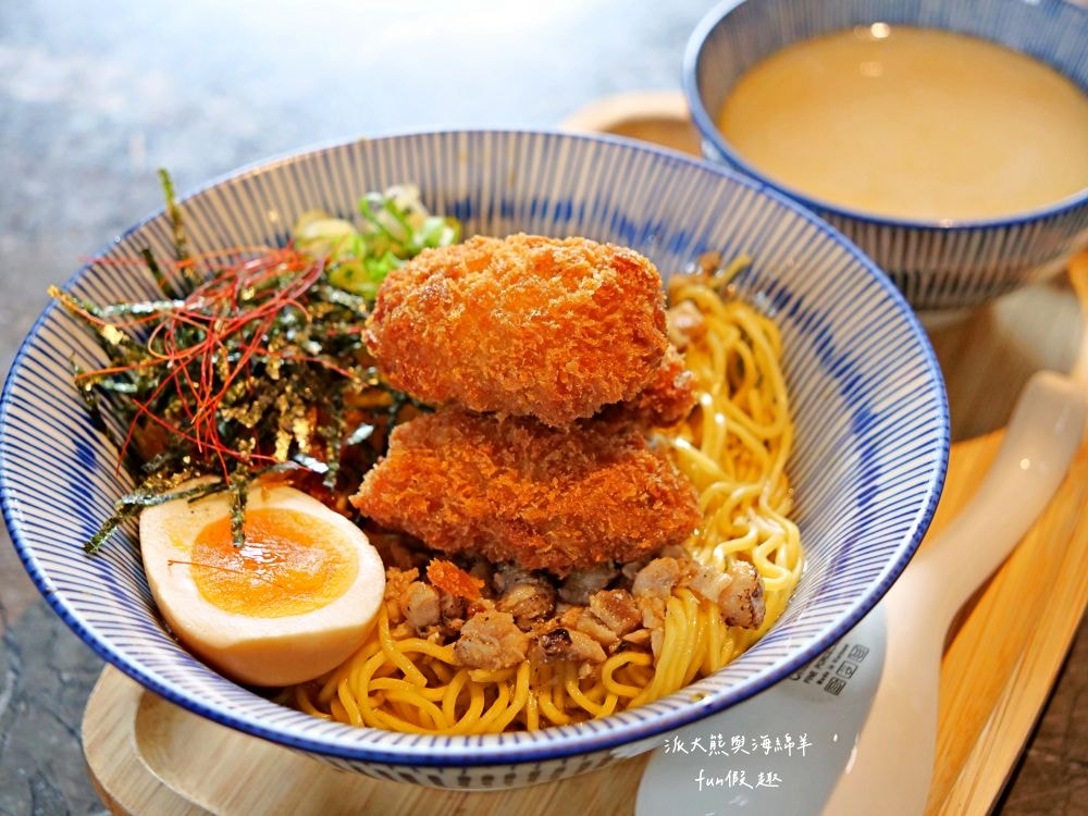 定置漁場三代目 The Fishery 花蓮總店｜隱藏花蓮鄉間熱門拉麵店，大量新鮮魚骨耗時熬煮而成的招牌湯頭，每口都能感受滿滿膠原蛋白，融合台味創新精神的日式拉麵，特別推薦海鮮剝皮辣椒麵與漁夫蠔麵，加麵續湯都免費唷!!!曾獲第二屆【500盤】～開設3間分店