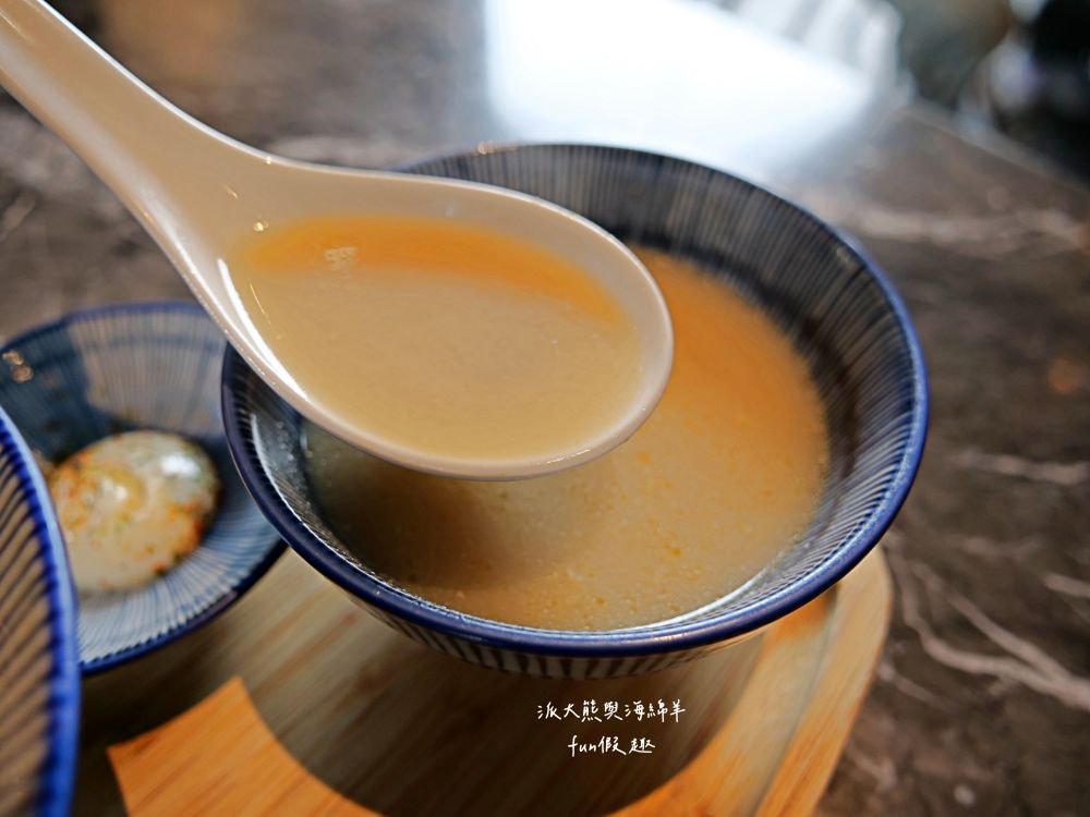 定置漁場三代目 The Fishery 花蓮總店｜隱藏花蓮鄉間熱門拉麵店，大量新鮮魚骨耗時熬煮而成的招牌湯頭，每口都能感受滿滿膠原蛋白，融合台味創新精神的日式拉麵，特別推薦海鮮剝皮辣椒麵與漁夫蠔麵，加麵續湯都免費唷!!!曾獲第二屆【500盤】～開設3間分店