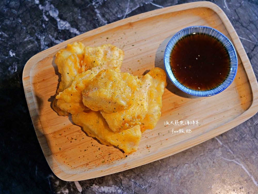 定置漁場三代目 The Fishery 花蓮總店｜隱藏花蓮鄉間熱門拉麵店，大量新鮮魚骨耗時熬煮而成的招牌湯頭，每口都能感受滿滿膠原蛋白，融合台味創新精神的日式拉麵，特別推薦海鮮剝皮辣椒麵與漁夫蠔麵，加麵續湯都免費唷!!!曾獲第二屆【500盤】～開設3間分店