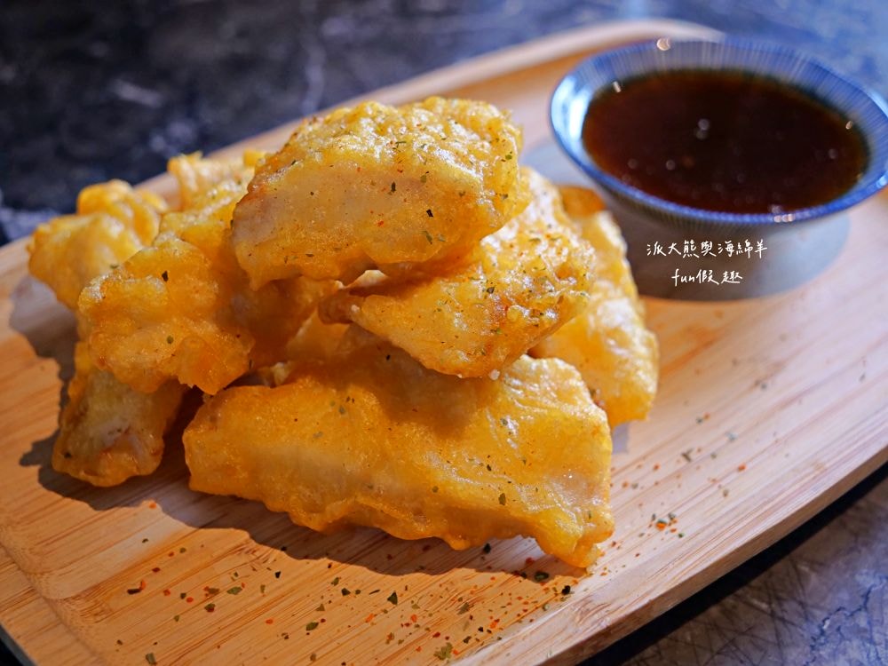 定置漁場三代目 The Fishery 花蓮總店｜隱藏花蓮鄉間熱門拉麵店，大量新鮮魚骨耗時熬煮而成的招牌湯頭，每口都能感受滿滿膠原蛋白，融合台味創新精神的日式拉麵，特別推薦海鮮剝皮辣椒麵與漁夫蠔麵，加麵續湯都免費唷!!!曾獲第二屆【500盤】～開設3間分店