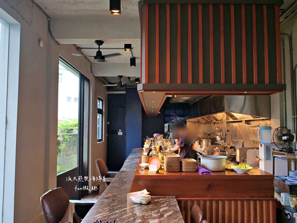 定置漁場三代目 The Fishery 花蓮總店｜隱藏花蓮鄉間熱門拉麵店，大量新鮮魚骨耗時熬煮而成的招牌湯頭，每口都能感受滿滿膠原蛋白，融合台味創新精神的日式拉麵，特別推薦海鮮剝皮辣椒麵與漁夫蠔麵，加麵續湯都免費唷!!!曾獲第二屆【500盤】～開設3間分店