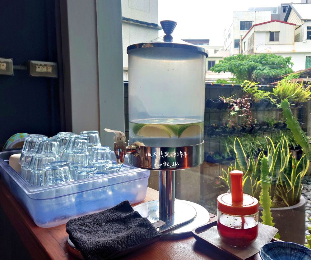 定置漁場三代目 The Fishery 花蓮總店｜隱藏花蓮鄉間熱門拉麵店，大量新鮮魚骨耗時熬煮而成的招牌湯頭，每口都能感受滿滿膠原蛋白，融合台味創新精神的日式拉麵，特別推薦海鮮剝皮辣椒麵與漁夫蠔麵，加麵續湯都免費唷!!!曾獲第二屆【500盤】～開設3間分店