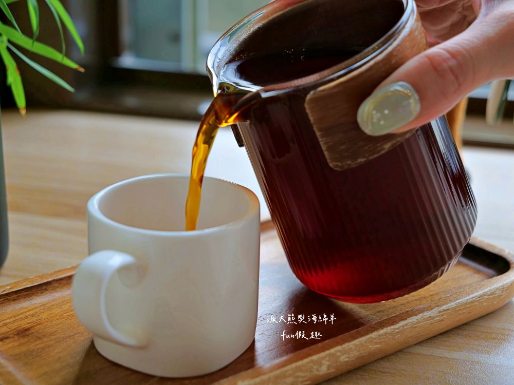 山角咖啡 Swa-Ka Coffee︱文青風自家烘焙咖啡廳，環境簡約舒適，提供免費Wi-Fi不限時，手沖咖啡味道香醇超放鬆，還有各種高質感甜點與肉桂捲，優惠集點活動更超值～將近5顆星好評!!!