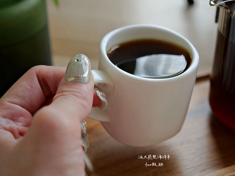 山角咖啡 Swa-Ka Coffee︱文青風自家烘焙咖啡廳，環境簡約舒適，提供免費Wi-Fi不限時，手沖咖啡味道香醇超放鬆，還有各種高質感甜點與肉桂捲，優惠集點活動更超值～將近5顆星好評!!!