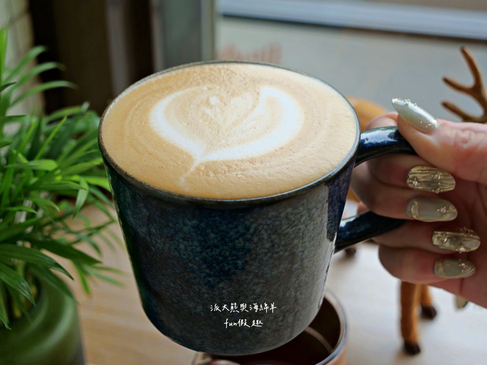 山角咖啡 Swa-Ka Coffee︱文青風自家烘焙咖啡廳，環境簡約舒適，提供免費Wi-Fi不限時，手沖咖啡味道香醇超放鬆，還有各種高質感甜點與肉桂捲，優惠集點活動更超值～將近5顆星好評!!!