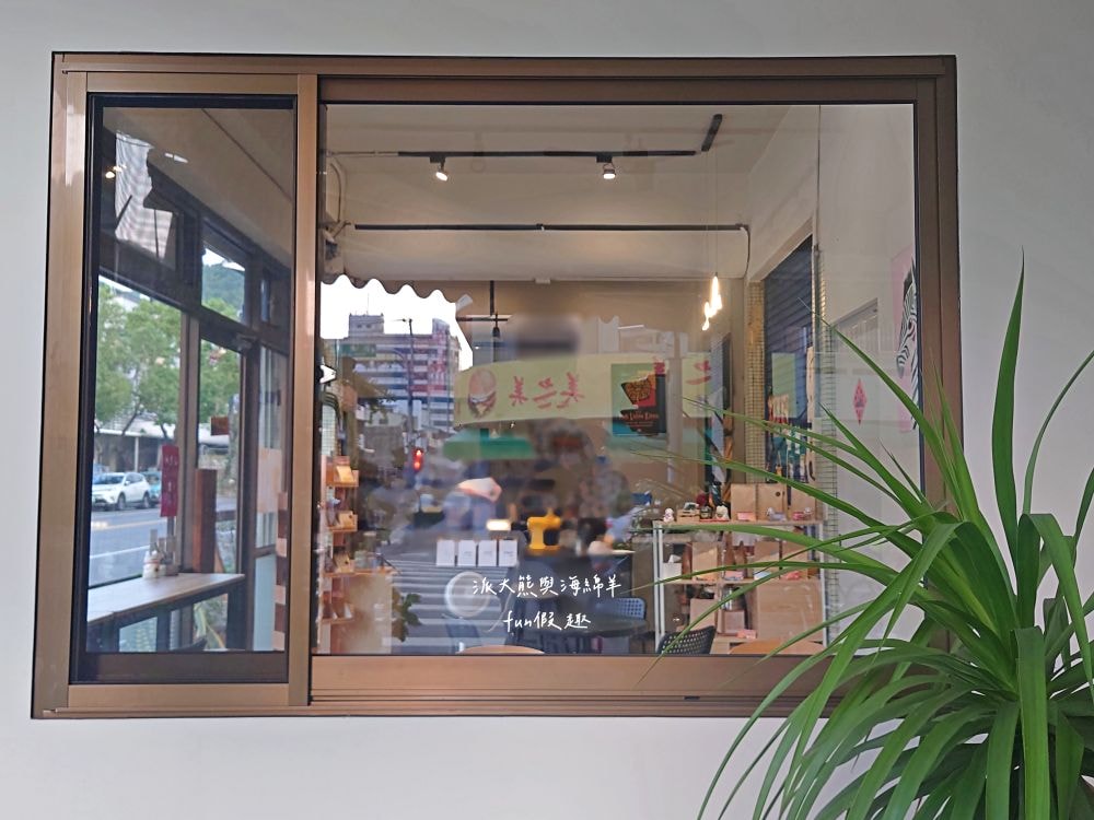 山角咖啡 Swa-Ka Coffee︱文青風自家烘焙咖啡廳，環境簡約舒適，提供免費Wi-Fi不限時，手沖咖啡味道香醇超放鬆，還有各種高質感甜點與肉桂捲，優惠集點活動更超值～將近5顆星好評!!!