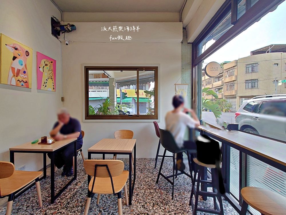 山角咖啡 Swa-Ka Coffee︱文青風自家烘焙咖啡廳，環境簡約舒適，提供免費Wi-Fi不限時，手沖咖啡味道香醇超放鬆，還有各種高質感甜點與肉桂捲，優惠集點活動更超值～將近5顆星好評!!!