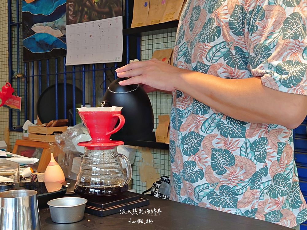 山角咖啡 Swa-Ka Coffee︱文青風自家烘焙咖啡廳，環境簡約舒適，提供免費Wi-Fi不限時，手沖咖啡味道香醇超放鬆，還有各種高質感甜點與肉桂捲，優惠集點活動更超值～將近5顆星好評!!!