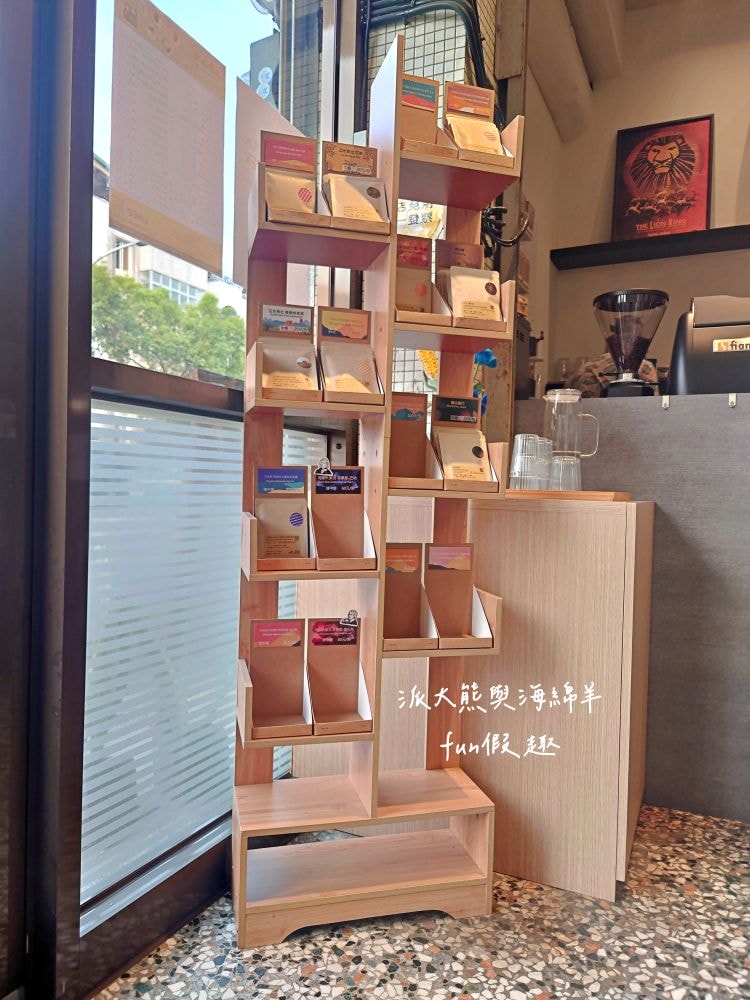 山角咖啡 Swa-Ka Coffee︱文青風自家烘焙咖啡廳，環境簡約舒適，提供免費Wi-Fi不限時，手沖咖啡味道香醇超放鬆，還有各種高質感甜點與肉桂捲，優惠集點活動更超值～將近5顆星好評!!!