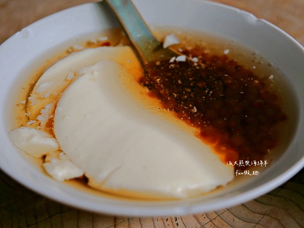 桃城豆花-光華路｜嘉義東區老宅變身成復古文青豆花店，入內彷彿穿越時空來到1960年代老醫館，店內還有提供咖啡、輕食、甜點與紅酒等品項!（台劇「阿叔」拍攝地點）