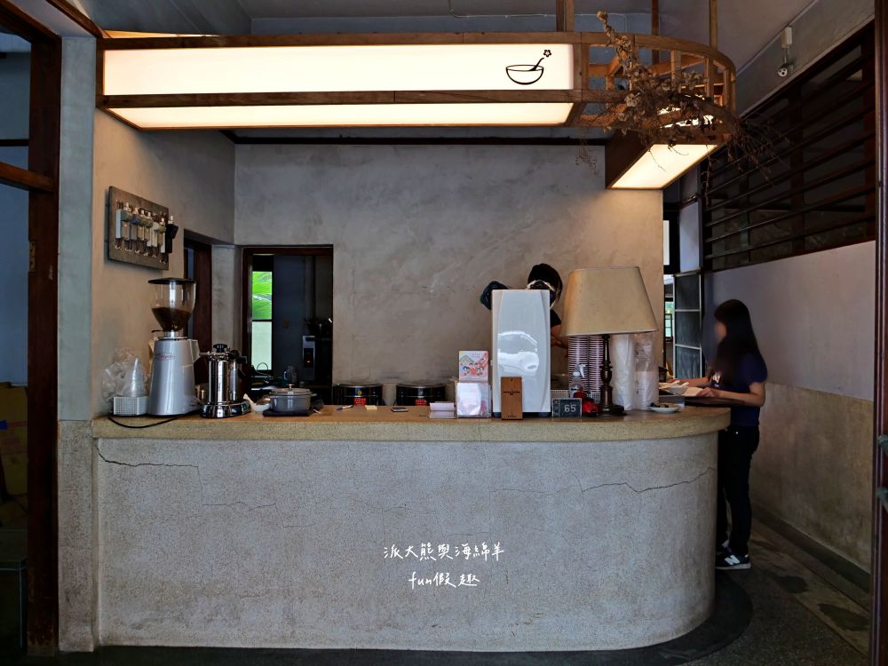 桃城豆花-光華路｜嘉義東區老宅變身成復古文青豆花店，入內彷彿穿越時空來到1960年代老醫館，店內還有提供咖啡、輕食、甜點與紅酒等品項!（台劇「阿叔」拍攝地點）