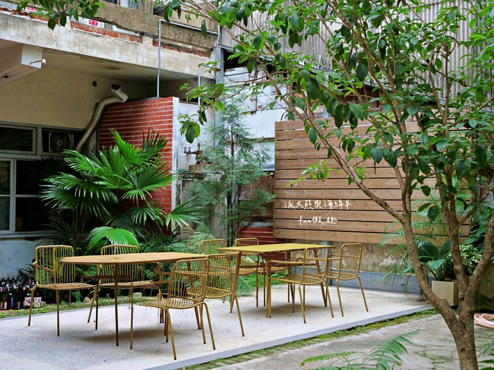 桃城豆花-光華路｜嘉義東區老宅變身成復古文青豆花店，入內彷彿穿越時空來到1960年代老醫館，店內還有提供咖啡、輕食、甜點與紅酒等品項!（台劇「阿叔」拍攝地點）