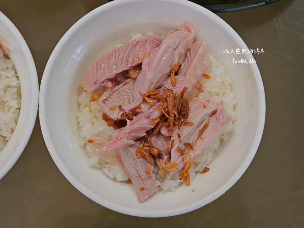 阿宏師火雞肉飯︱嘉義超人氣必吃特色美食，老饕必點限量火雞肉片飯，切片火雞肉鮮嫩厚實，油蔥醬香氣滿點，加顆半熟蛋更加分，不僅受觀光客青睞，更是在地人的日常灶咖!!上午10點半開賣～