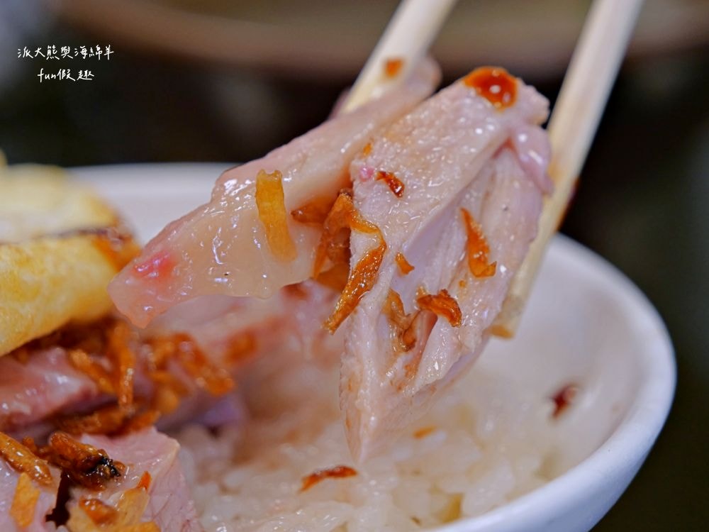 阿宏師火雞肉飯︱嘉義超人氣必吃特色美食，老饕必點限量火雞肉片飯，切片火雞肉鮮嫩厚實，油蔥醬香氣滿點，加顆半熟蛋更加分，不僅受觀光客青睞，更是在地人的日常灶咖!!上午10點半開賣～