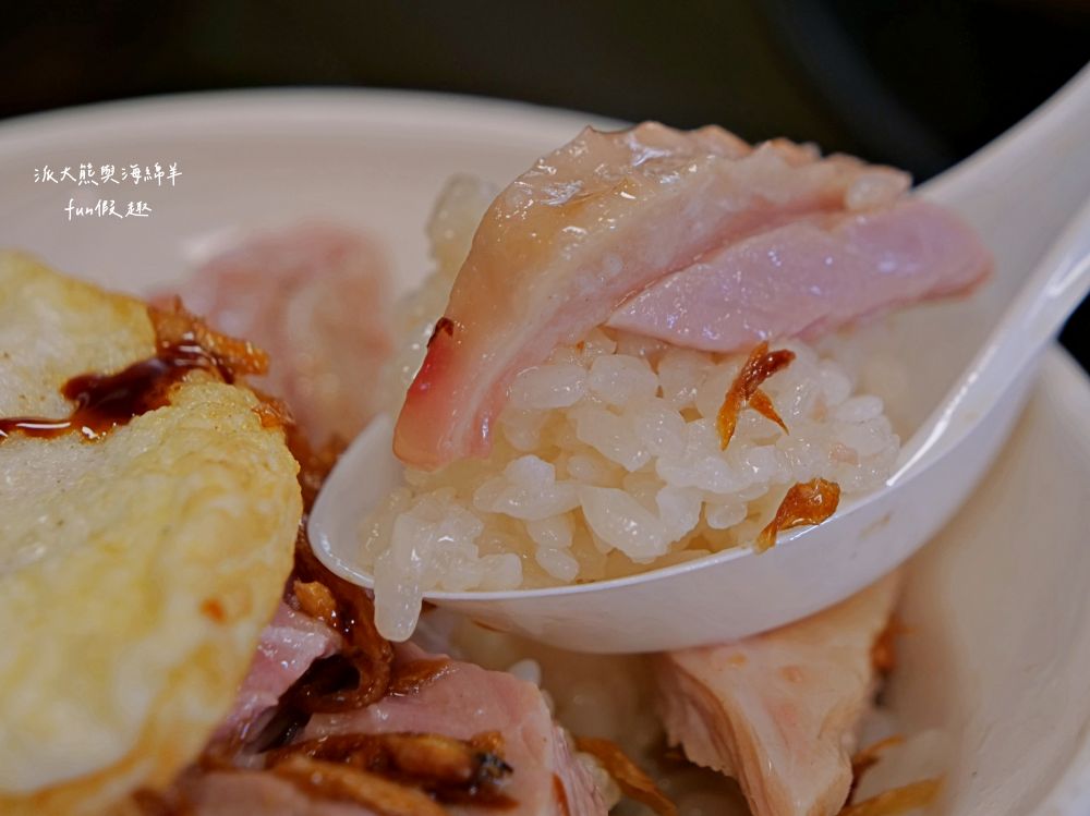 阿宏師火雞肉飯︱嘉義超人氣必吃特色美食，老饕必點限量火雞肉片飯，切片火雞肉鮮嫩厚實，油蔥醬香氣滿點，加顆半熟蛋更加分，不僅受觀光客青睞，更是在地人的日常灶咖!!上午10點半開賣～