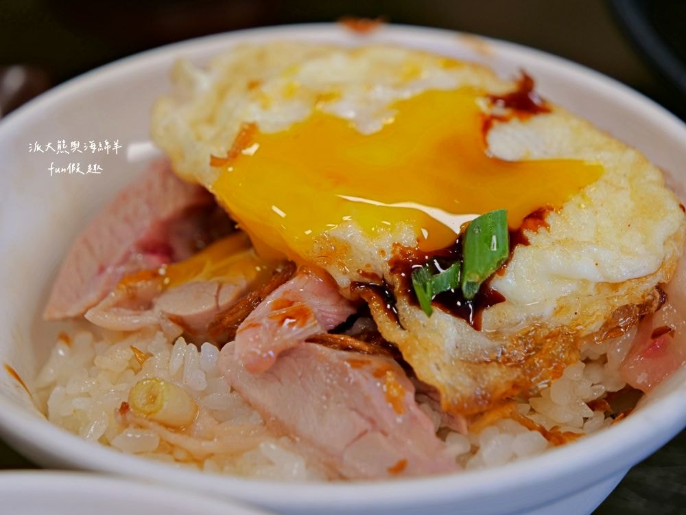 阿宏師火雞肉飯︱嘉義超人氣必吃特色美食，老饕必點限量火雞肉片飯，切片火雞肉鮮嫩厚實，油蔥醬香氣滿點，加顆半熟蛋更加分，不僅受觀光客青睞，更是在地人的日常灶咖!!上午10點半開賣～