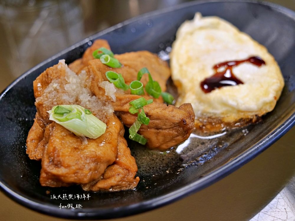 阿宏師火雞肉飯︱嘉義超人氣必吃特色美食，老饕必點限量火雞肉片飯，切片火雞肉鮮嫩厚實，油蔥醬香氣滿點，加顆半熟蛋更加分，不僅受觀光客青睞，更是在地人的日常灶咖!!上午10點半開賣～