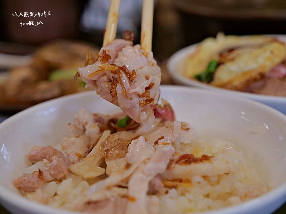 阿宏師火雞肉飯︱嘉義超人氣必吃特色美食，老饕必點限量火雞肉片飯，切片火雞肉鮮嫩厚實，油蔥醬香氣滿點，加顆半熟蛋更加分，不僅受觀光客青睞，更是在地人的日常灶咖!!上午10點半開賣～