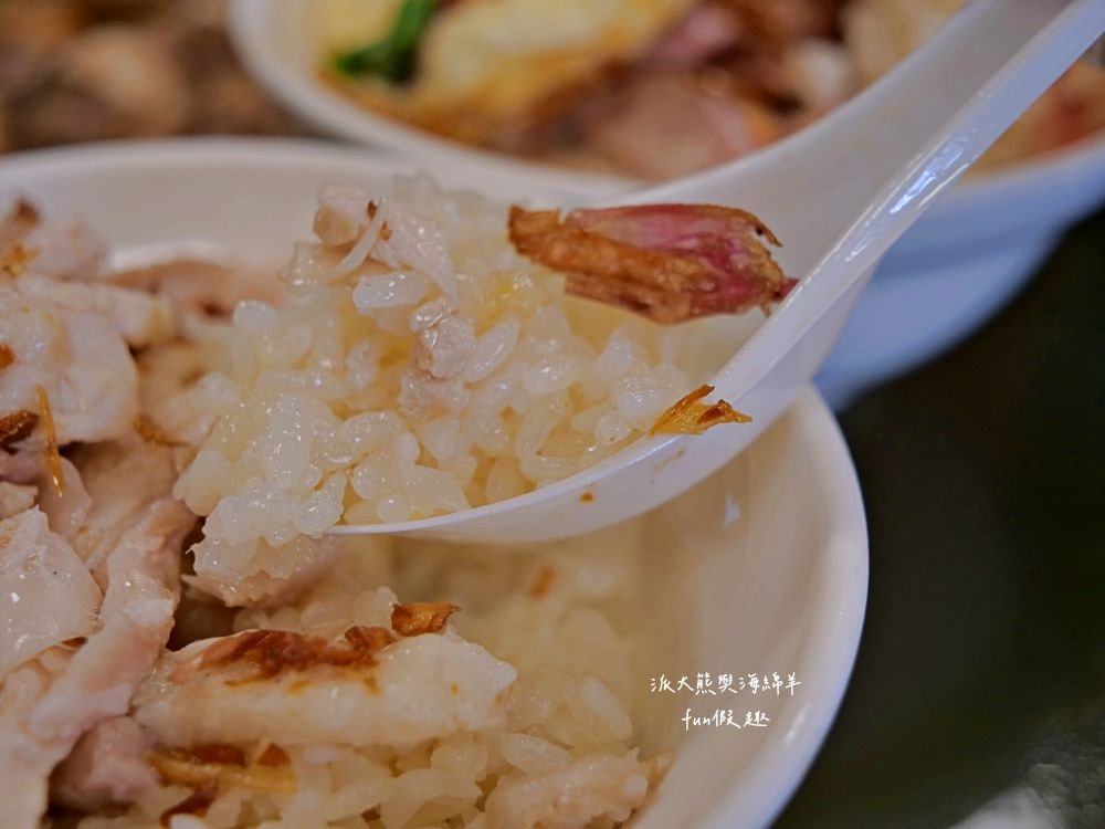 阿宏師火雞肉飯︱嘉義超人氣必吃特色美食，老饕必點限量火雞肉片飯，切片火雞肉鮮嫩厚實，油蔥醬香氣滿點，加顆半熟蛋更加分，不僅受觀光客青睞，更是在地人的日常灶咖!!上午10點半開賣～