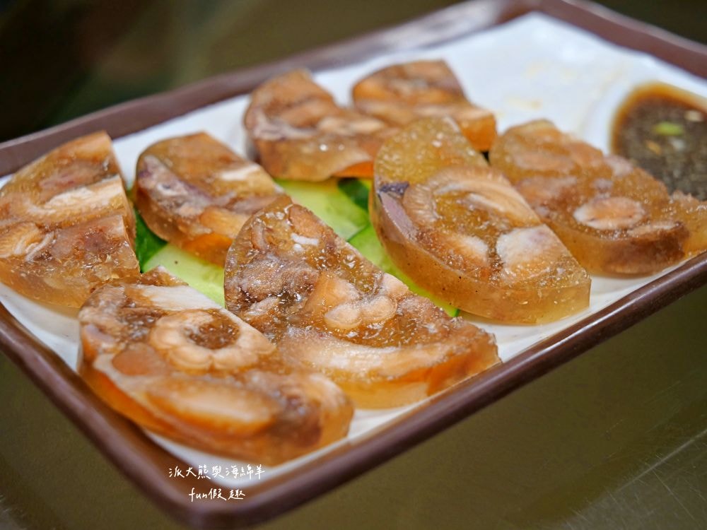 阿宏師火雞肉飯︱嘉義超人氣必吃特色美食，老饕必點限量火雞肉片飯，切片火雞肉鮮嫩厚實，油蔥醬香氣滿點，加顆半熟蛋更加分，不僅受觀光客青睞，更是在地人的日常灶咖!!上午10點半開賣～